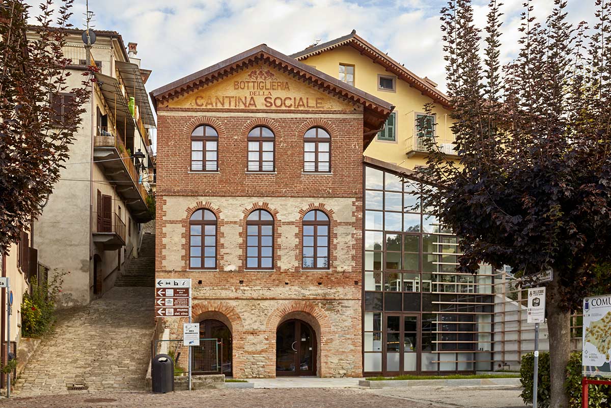 2 foto casa svizzera al posto della stanza con vasca FACCIATA COLBERT GIORNO