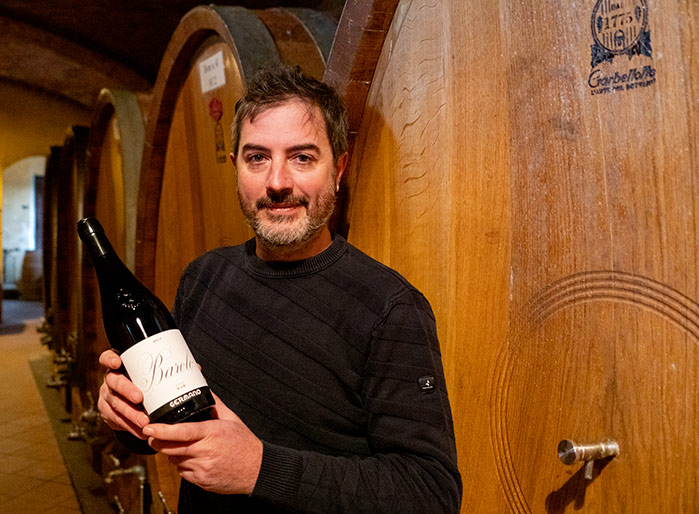8 sezione 2000 davide e bottiglia in mano